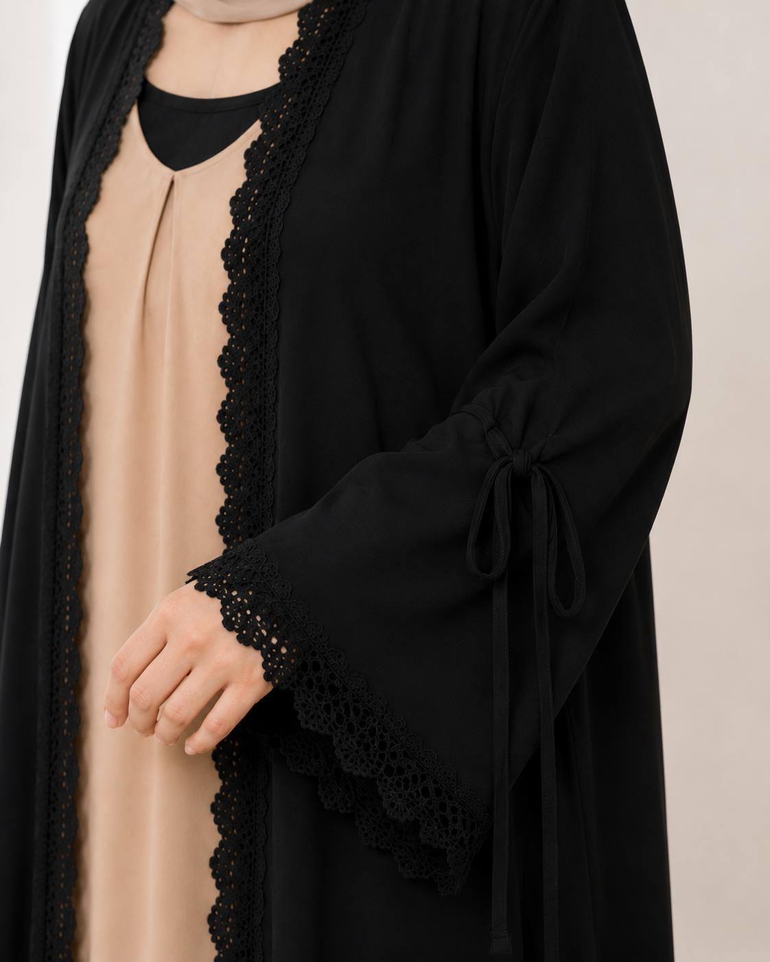 Scallop Trim Front Open Abaya Set – Black & Cream